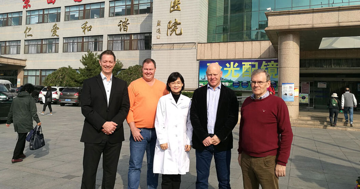 Bilde utenfor øyesykehuset (fra tidligere Kina reise). Fra venstre: Akupunktør Brad Whisnant (USA), meg, Dr. Lina Liang, Erik Vinje Olbjørn, akupunktør John Boel (Danmark).